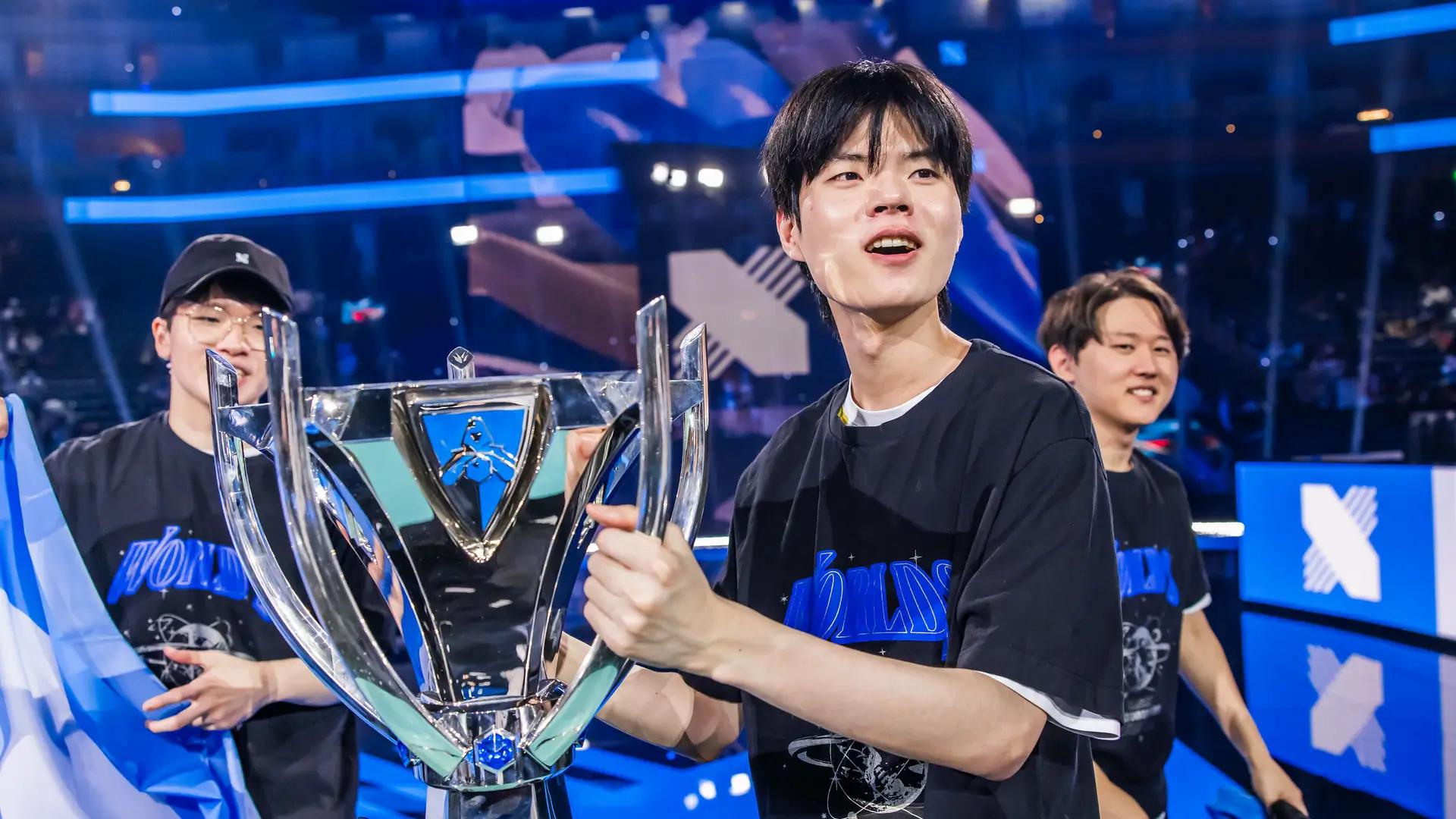Deft holding the Summoner’s Cup after winning Worlds 2022 with DRX