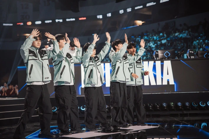 Dplus KIA’s five players waving to the crowd on the Worlds 2026 stage