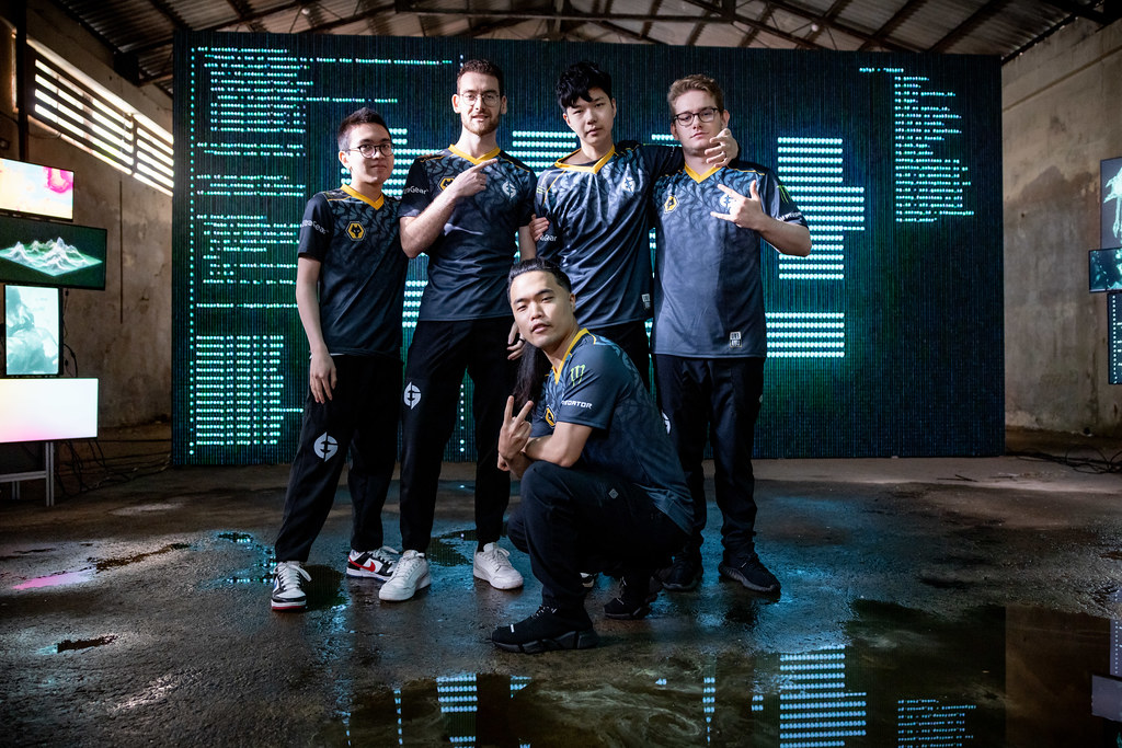 Evil Geniuses’ League of Legends roster posing at MSI 2022