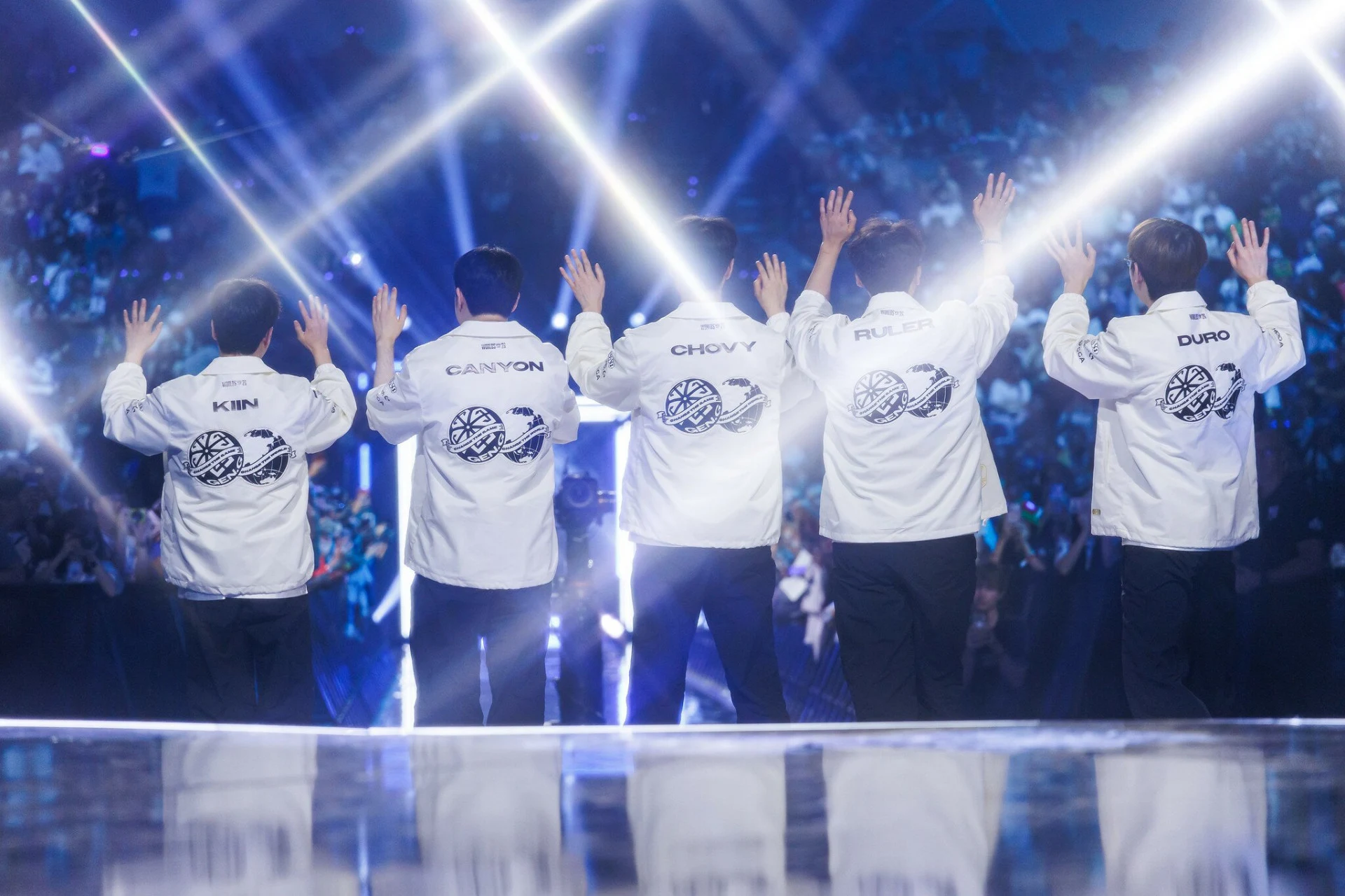 Kiin, Canyon, Chovy, Ruler and Duro waving to the Worlds 2026 crowd in Gen.G jackets