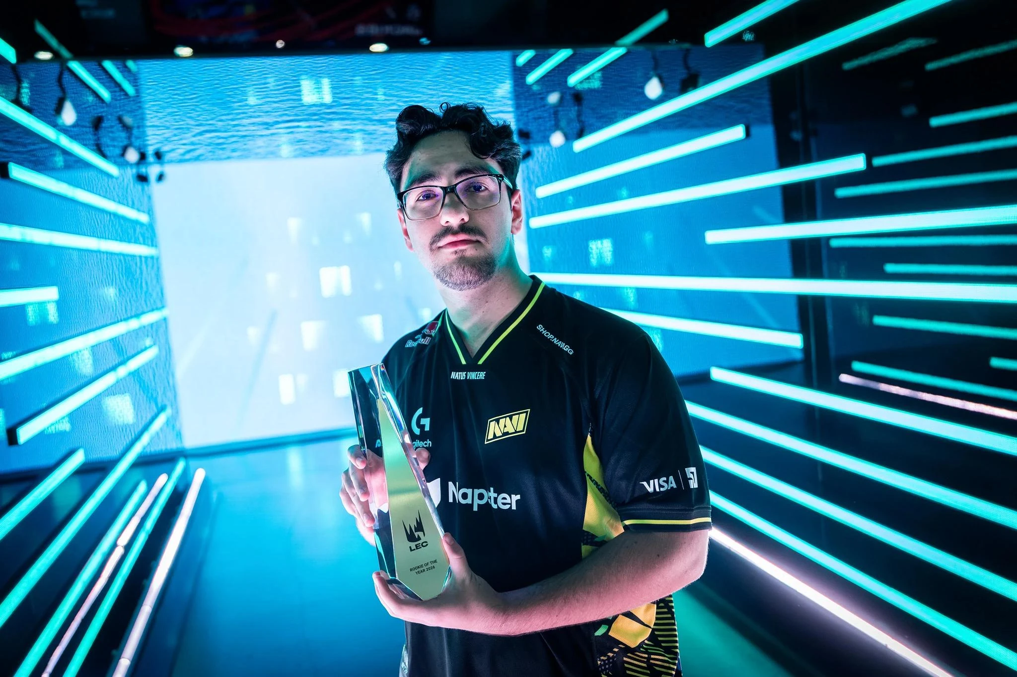 NAVI jungler Rhilech holding his LEC Rookie of the Year trophy