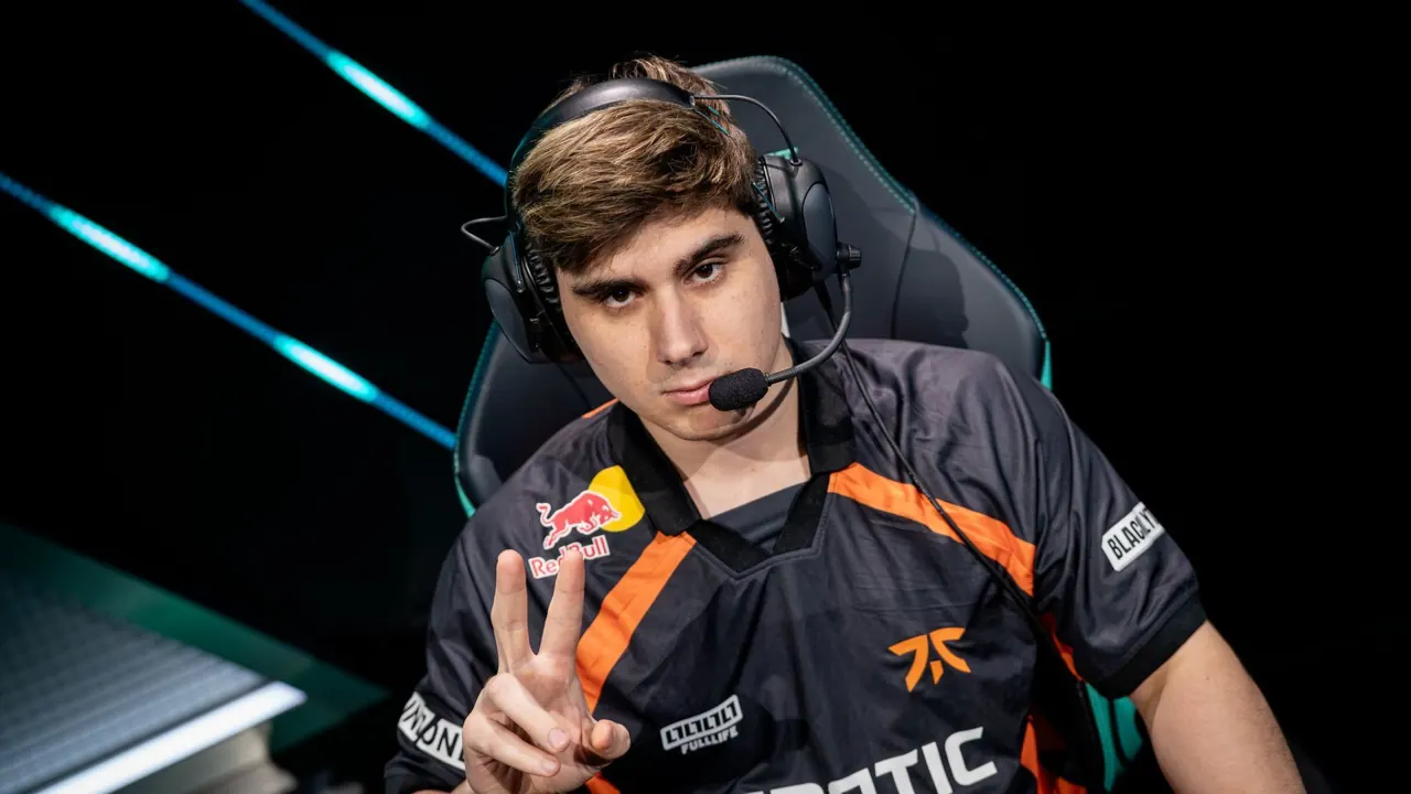 Razork wearing a Fnatic jersey and headset on stage