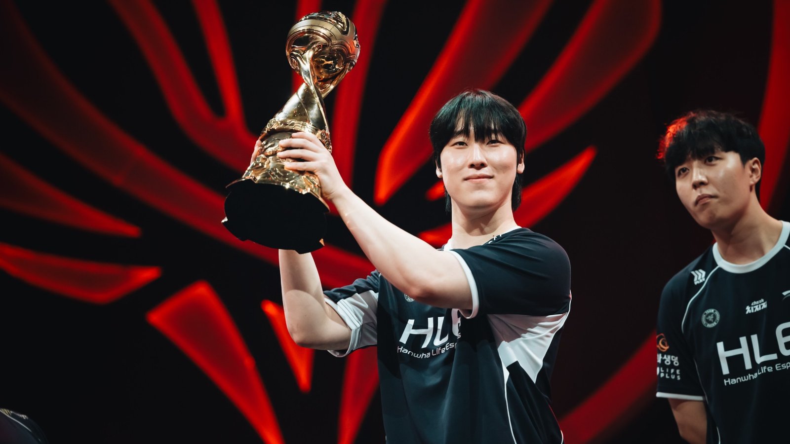 Zeka lifting the MSI 2026 trophy with Hanwha Life Esports